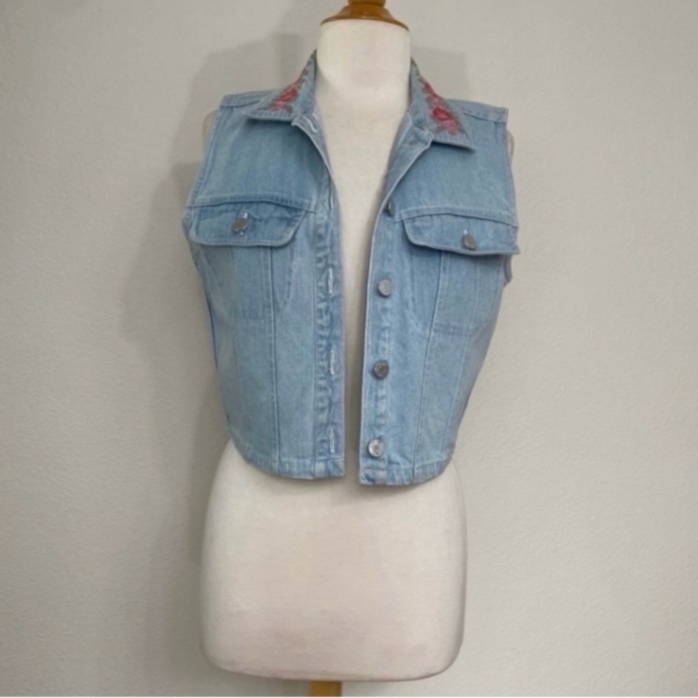 Vintage Tangibles Light Blue Floral Embroidered Crop Denim Vest Size Medium Boho